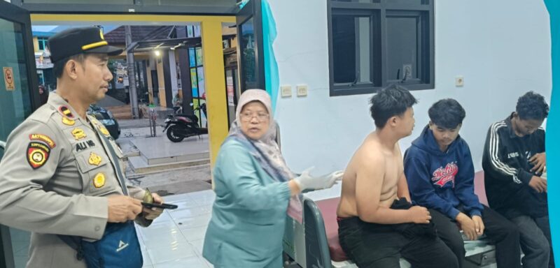 3 orang pelajar mengalami luka-luka dan dibawa ke Puskesmas Tanjungsiang untuk mendapatkan perawatan medis. 