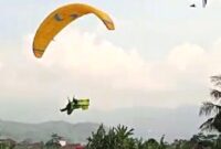 Antusias masyarakat Sumedang berduyun-duyun menyaksikan peserta West Java Paragliding Championship 2025 di Lapangan belakang Pemda Sumedang.