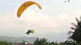 Antusias masyarakat Sumedang berduyun-duyun menyaksikan peserta West Java Paragliding Championship 2025 di Lapangan belakang Pemda Sumedang.