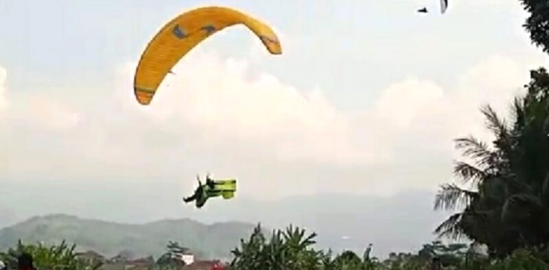 Antusias masyarakat Sumedang berduyun-duyun menyaksikan peserta West Java Paragliding Championship 2025 di Lapangan belakang Pemda Sumedang.