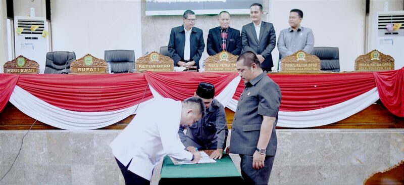 Penandatanganan persetujuan penetapan kesepakatan KUA-PPAS Tahun 2026 oleh Bupati Subang bersama Ketua DPRD Subang