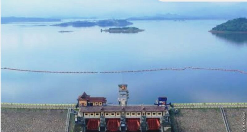 Bendungan Jatigede dibangun di Sungai Cimanuk dan mulai beroperasi pada tahun 2015.