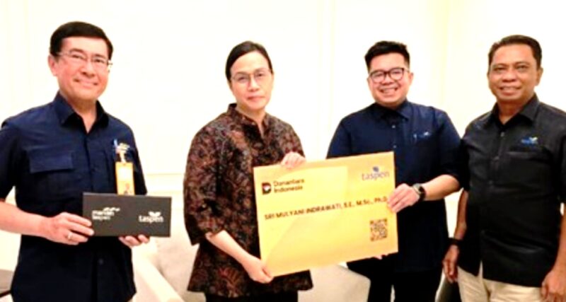 Eks Menteri Keuangan Sri Mulyani menerima uang pensiun usai tak lagi menjadi pejabat negara. (Foto: Arsip Taspen)