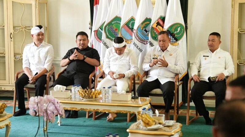 Bupati Subang, Reynaldy Putra Andita Budi Raemi, menghadiri Rapat Koordinasi Pelaksanaan Karya Bakti TNI yang digelar di Bale Sri Baduga, Kabupaten Purwakarta.