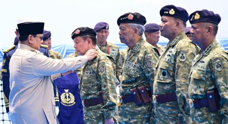 Presiden Prabowo Saksikan Kekuatan TNI AL dan Anugerahkan Penghargaan