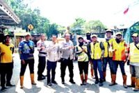 Satuan Unit Patroli Polsek Pagaden, Polres Subang, bersinergi dengan Petugas Dinas PUPR Provinsi Jawa Barat untuk memperbaiki jalan rusak di Jalan Ruas Provinsi.