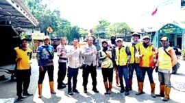 Satuan Unit Patroli Polsek Pagaden, Polres Subang, bersinergi dengan Petugas Dinas PUPR Provinsi Jawa Barat untuk memperbaiki jalan rusak di Jalan Ruas Provinsi.