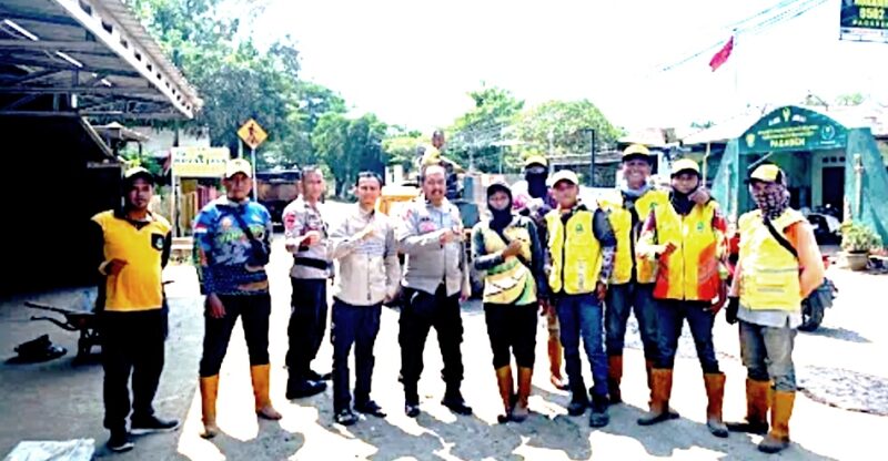 Satuan Unit Patroli Polsek Pagaden, Polres Subang, bersinergi dengan Petugas Dinas PUPR Provinsi Jawa Barat untuk memperbaiki jalan rusak di Jalan Ruas Provinsi.