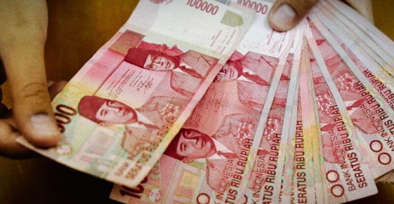 Penyaluran bantuan dimulai pada Senin, 20 Oktober 2025 dengan melalui  Bank Himpunan Bank Milik Negara (Himbara), yaitu Bank Mandiri, BNI, BRI, BTN dan BSI, serta PT Pos Indonesia. Foto: Ilustrasi
