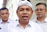 Gubernur Jawa Barat Dedi Mulyadi melarang pengerjaan jalan beraspal atau hotmix dilakukan pada malam hari.