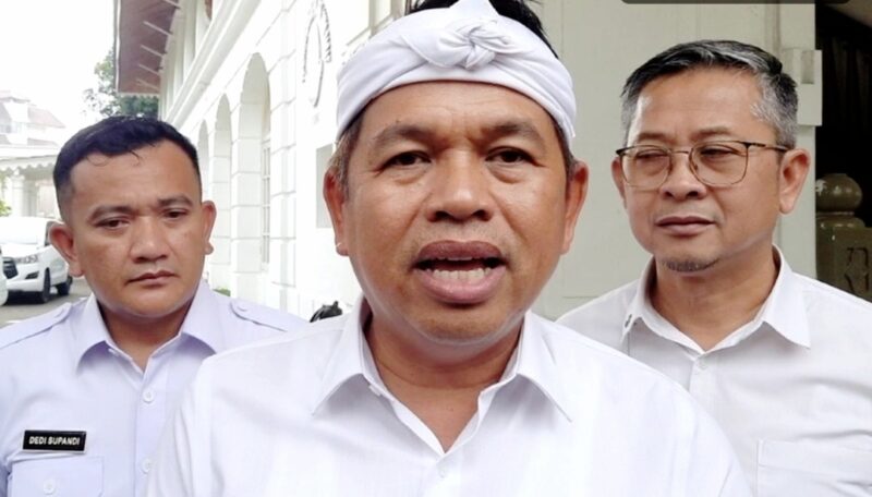 Gubernur Jawa Barat Dedi Mulyadi melarang pengerjaan jalan beraspal atau hotmix dilakukan pada malam hari.