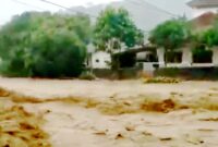Banjir bandang yang melanda Cisolok, Sukabumi, pada Kamis (30/10/2025), diduga kuat disebabkan oleh kerusakan lingkungan di hulu sungai dan jebolnya tanggul penahan air.