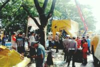 Truk Fuso bernomor polisi D 9195 AJ yang mengangkut galon air mineral merek Ron88 mengalami kecelakaan tunggal di Jalan Raya Garut-Bandung, tepatnya di jalur Cicalengka-Rancaekek, Kabupaten Bandung, Jawa Barat.