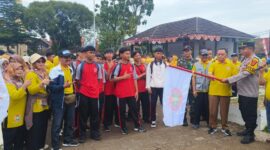 Gerak jalan santai meriahkan HUT PGRI ke-80. Pelepasan peserta dilakukan Camat Cisalak didampingi unsur  Forkopincam Cisalak, Ketua Ranting PGRI.