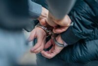 Polisi telah menangkap dua orang tersangka pembunuhan sopir taksi online, Ujang Adiwijaya (57), yang jasadnya ditemukan di Tol Jagorawi, Bogor, Jawa Barat.