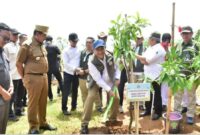 Usai penanaman pohon, Wamenhut bersama Bupati Sumedang H. Dony Ahmad Munir berdiskusi mengenai sejumlah kebutuhan strategis warga.