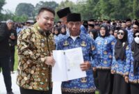 Bupati Subang, Reynaldy Putra Andita BR S.IP., menyerahkan Surat Keputusan (SK) dan memimpin Pengambilan Sumpah/Janji Pegawai Pemerintah