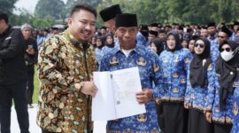 Bupati Subang, Reynaldy Putra Andita BR S.IP., menyerahkan Surat Keputusan (SK) dan memimpin Pengambilan Sumpah/Janji Pegawai Pemerintah