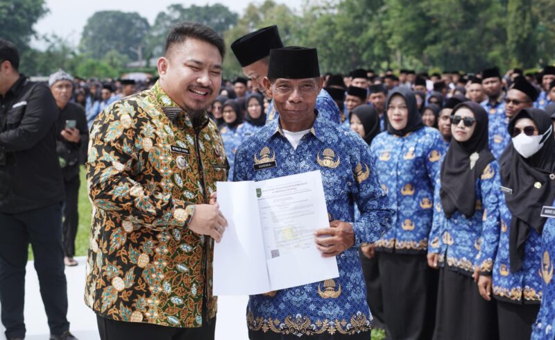 Bupati Subang, Reynaldy Putra Andita BR S.IP., menyerahkan Surat Keputusan (SK) dan memimpin Pengambilan Sumpah/Janji Pegawai Pemerintah