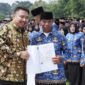 Bupati Subang, Reynaldy Putra Andita BR S.IP., menyerahkan Surat Keputusan (SK) dan memimpin Pengambilan Sumpah/Janji Pegawai Pemerintah