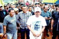 Gubernur Jawa Barat, Dedi Mulyadi, melarang seluruh industri yang melakukan kegiatan pengangkutan barang di wilayah Jabar menggunakan truk Over Dimension Over Loading (ODOL) mulai 2 Januari 2026.