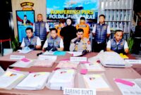 Polda Jawa Barat menetapkan dua orang tersangka dalam kasus dugaan tindak pidana korupsi proyek pembangunan Lingkar Timur Kuningan tahun anggaran 2017. Kamis (13/11/2025).