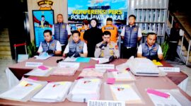 Polda Jawa Barat menetapkan dua orang tersangka dalam kasus dugaan tindak pidana korupsi proyek pembangunan Lingkar Timur Kuningan tahun anggaran 2017. Kamis (13/11/2025).