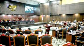 Dalam pertimbangannya, MK membahas soal tidak adanya frasa 'setingkat menteri' untuk mendefinisikan posisi seorang Kapolri di UU Polri