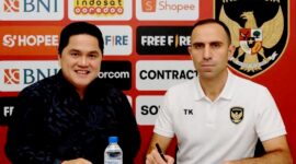 Ketum PSSI bersama mantan Timnas Uzbekistan Timur Kapadze
 Foto. Tangkap layar. IG @Garudalegends. 