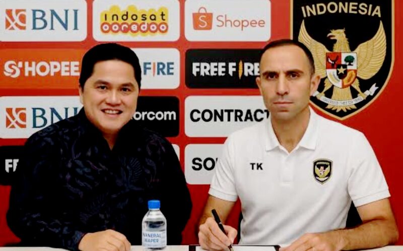 Ketum PSSI bersama mantan Timnas Uzbekistan Timur Kapadze
 Foto. Tangkap layar. IG @Garudalegends. 