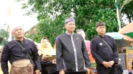 Salah satu tokoh masyarakat. Dr. Ir. Edi Askari, yang juga menjabat anggota DPRD Provinsi Jabar, menyatakan bahwa Desa Sukatani memiliki potensi besar dalam bidang pertanian dan pariwisata.