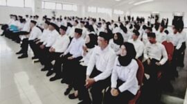 Badan Kepegawaian dan Pengembangan Sumber Daya Manusia (BKPSDM) Kabupaten Bandung Barat menyerahkan Surat Keputusan (SK) kepada 5.812 Pegawai Pemerintahan dengan Perjanjian Kerja (PPPK) Paruh Waktu