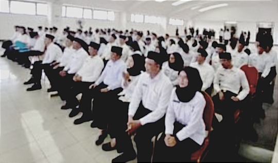 Badan Kepegawaian dan Pengembangan Sumber Daya Manusia (BKPSDM) Kabupaten Bandung Barat menyerahkan Surat Keputusan (SK) kepada 5.812 Pegawai Pemerintahan dengan Perjanjian Kerja (PPPK) Paruh Waktu