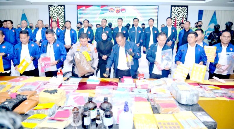 Kabid Humas Polda Jabar Kombes Pol. Hendra Rochmawan mengatakan, melalui Operasi Antik Lodaya 2025, Polda Jabar berhasil mengamankan 372 tersangka dan barang bukti narkotika senilai Rp 2,8 miliar.