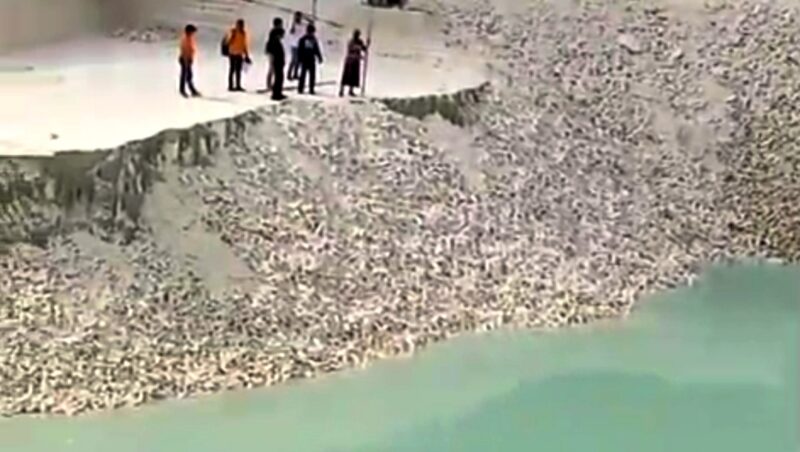 Pihak berwenang setempat masih melakukan investigasi lebih lanjut terkait penyebab pasti kejadian ini.