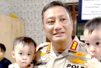 Kombes Pol Albert RD tampak begitu menyayangi anak-anak dengan penuh hangat cinta dan kasih sayang.