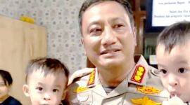 Kombes Pol Albert RD tampak begitu menyayangi anak-anak dengan penuh hangat cinta dan kasih sayang.