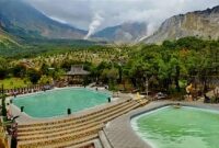 Foto. Gunung Papandayan Gunung berapi ikonik dengan kawah aktif beserta pasilitas objek wisata lainnya.