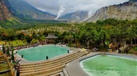 Foto. Gunung Papandayan Gunung berapi ikonik dengan kawah aktif beserta pasilitas objek wisata lainnya.