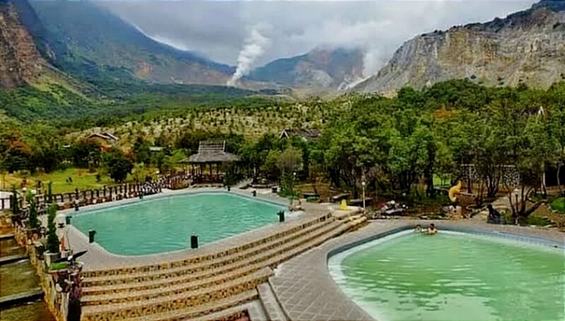 Foto. Gunung Papandayan Gunung berapi ikonik dengan kawah aktif beserta pasilitas objek wisata lainnya.