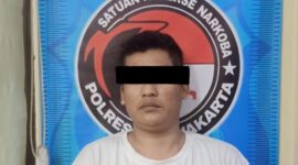 Dari tangan pelaku, kami menyita 13.764 butir obat keras tertentu berbagai jenis serta sejumlah barang bukti lainnya berupa tujuh pack plastik bening kosong dan dua unit handphone.