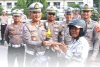 Kasat Lantas AKP Rudy Sudaryono membagikan cokelat, bunga, souvenir, dan helm kepada guru yang melintas sebagai bentuk penghormatan bagi para pendidik. Foto. tangkap layar Instagram @poldajabar.