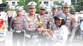Kasat Lantas AKP Rudy Sudaryono membagikan cokelat, bunga, souvenir, dan helm kepada guru yang melintas sebagai bentuk penghormatan bagi para pendidik. Foto. tangkap layar Instagram @poldajabar.