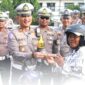 Kasat Lantas AKP Rudy Sudaryono membagikan cokelat, bunga, souvenir, dan helm kepada guru yang melintas sebagai bentuk penghormatan bagi para pendidik. Foto. tangkap layar Instagram @poldajabar.