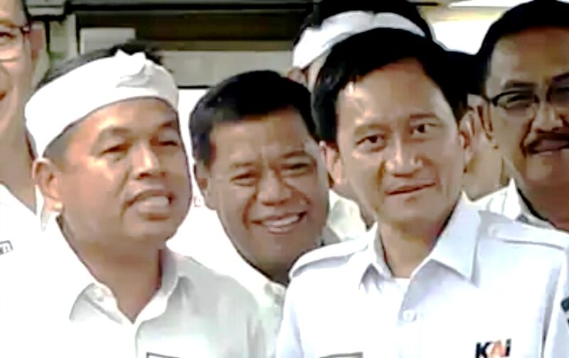 Gubernur Jawa Barat Dedi Mulyadi usai penandatanganan nota kesepahaman (MoU) dengan Direktur Utama PT KAI Bobby Rasyidin.