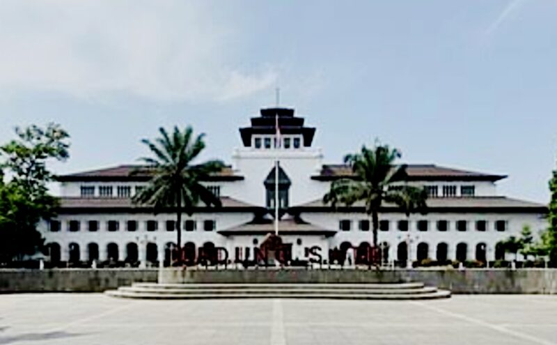 Pemerintah Provinsi Jawa Barat (Pemprov Jabar) tidak lagi memberikan Bantuan Pendidikan Menengah Universal (BPMU) untuk sekolah-sekolah SMA/SMK swasta di Jabar.