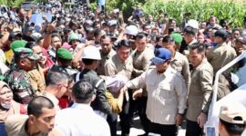 Presiden menegaskan pemerintah akan segera memperbaiki jalur-jalur vital yang rusak dan fasilitas pendidikan di wilayah terdampak.