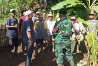 Kades Sukakerti, H Tatang, meninjau lokasi longsor dan menghimbau warga untuk selalu menjaga lingkungan.