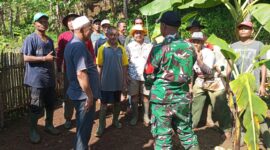 Kades Sukakerti, H Tatang, meninjau lokasi longsor dan menghimbau warga untuk selalu menjaga lingkungan.