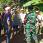 Kades Sukakerti, H Tatang, meninjau lokasi longsor dan menghimbau warga untuk selalu menjaga lingkungan.